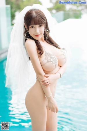 A woman in a wedding dress posing for a picture.
